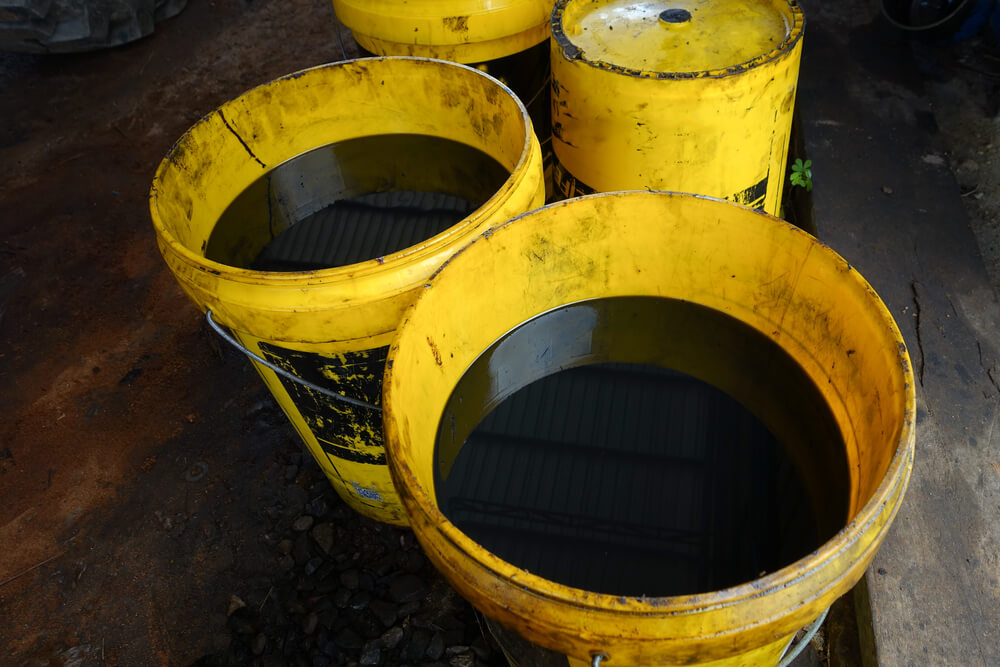 黄色いバケツに保管された廃油の容器